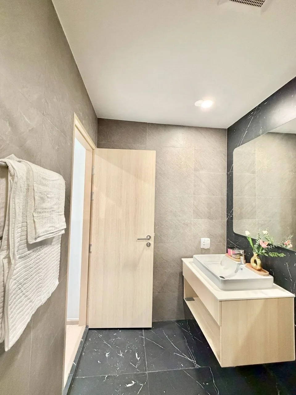 2 bedroom condo for rent in Punnawithi Bangkok - kitchen and dining area