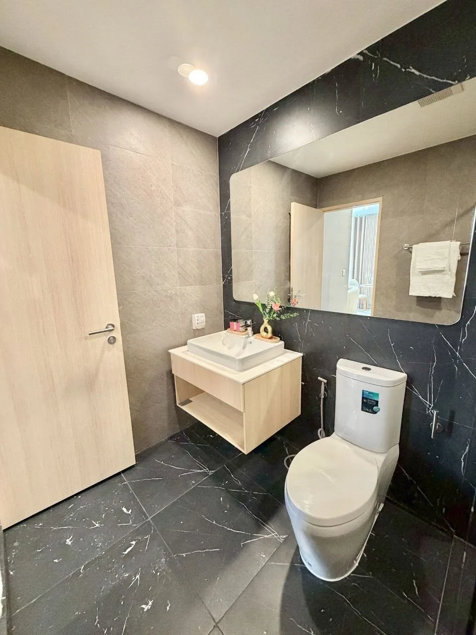 2 bedroom condo for rent in Punnawithi Bangkok - master bedroom interior