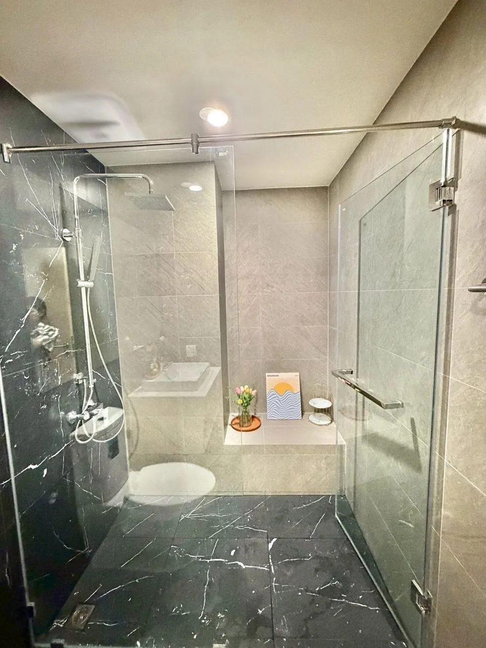 2 bedroom condo for rent in Punnawithi Bangkok - bathroom and modern finishes