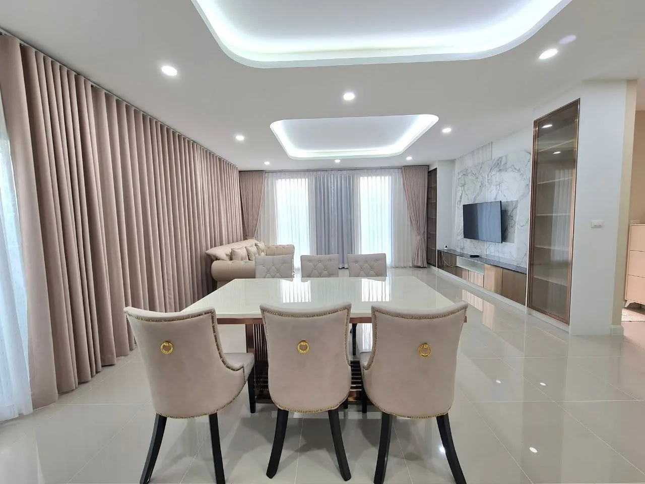 4 bedroom house for rent in Krungthep Kreetha Bangkok - kitchen and dining area