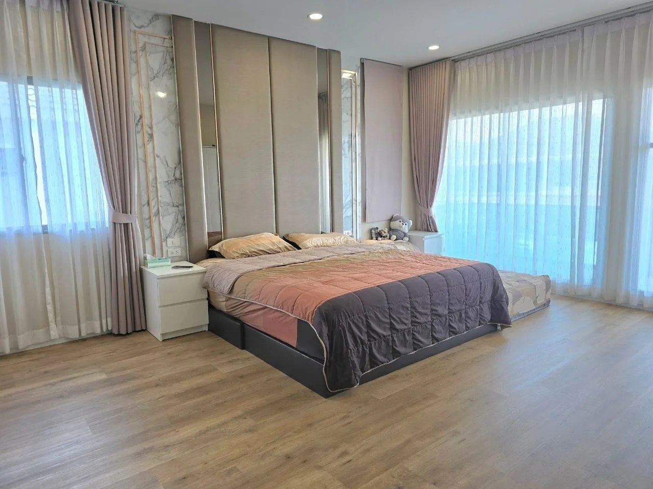 4 bedroom house for rent in Krungthep Kreetha Bangkok - swimming pool and building amenities
