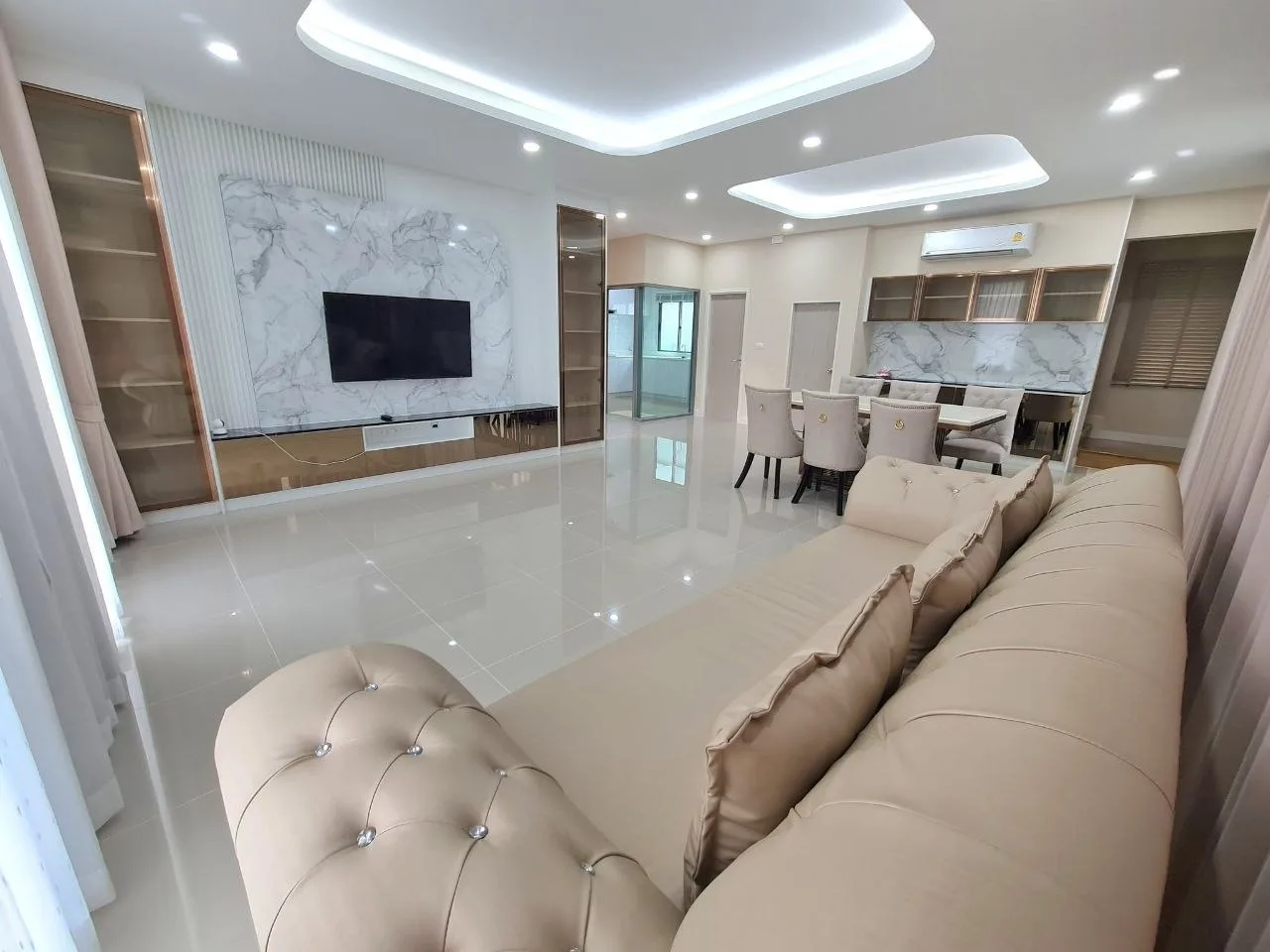 4 bedroom house for rent in Krungthep Kreetha Bangkok - living room view