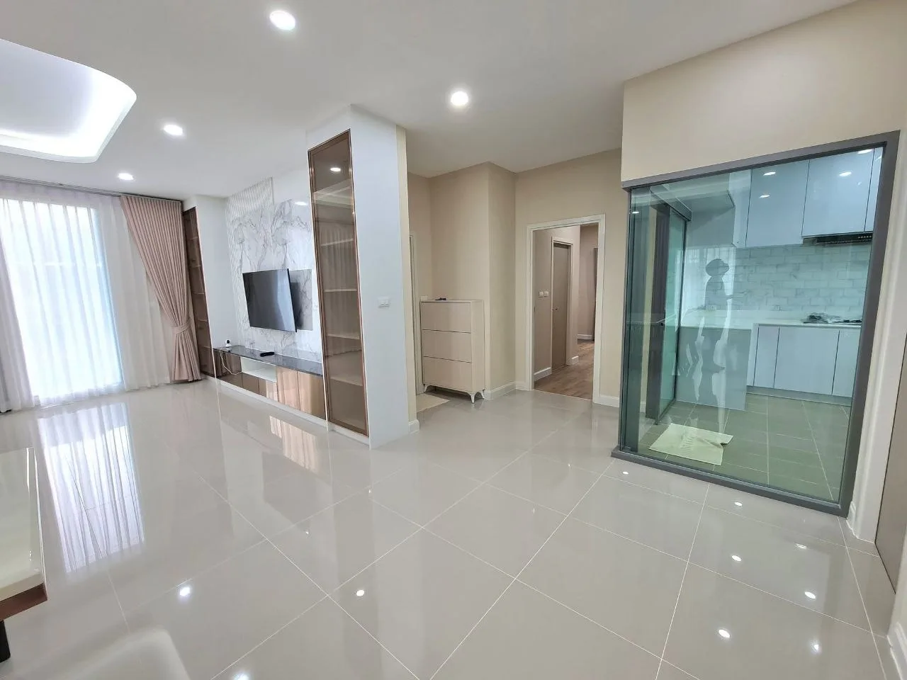 4 bedroom house for rent in Krungthep Kreetha Bangkok - kitchen and dining area