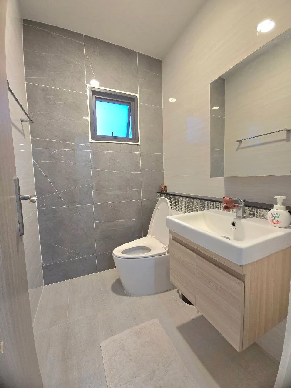 4 bedroom house for rent in Krungthep Kreetha Bangkok - master bedroom interior
