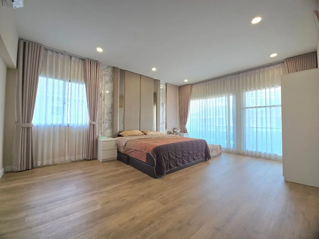 4 bedroom house for rent in Krungthep Kreetha Bangkok - bathroom and modern finishes