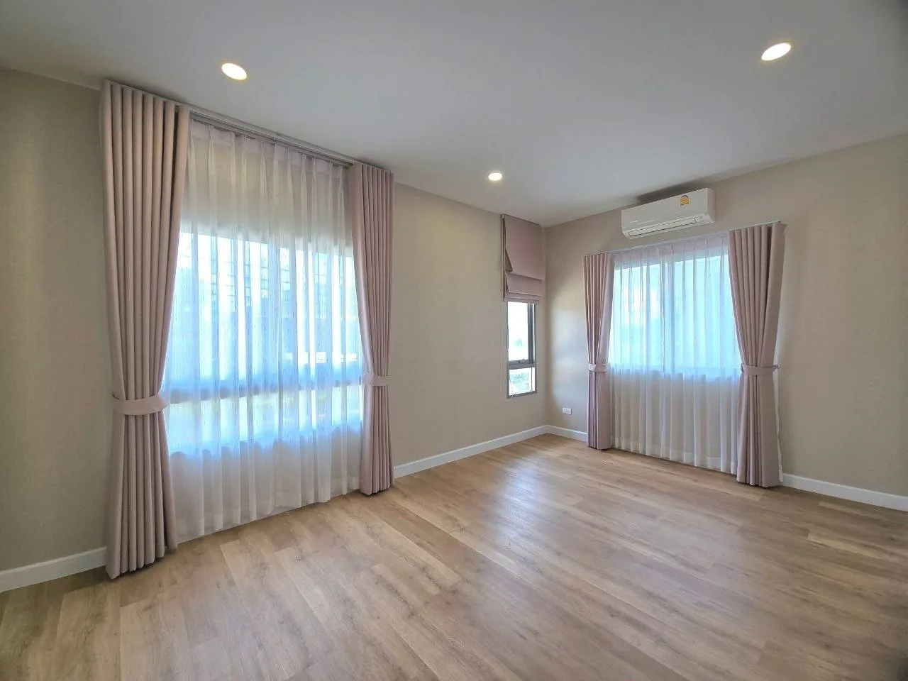 4 bedroom house for rent in Krungthep Kreetha Bangkok - master bedroom interior