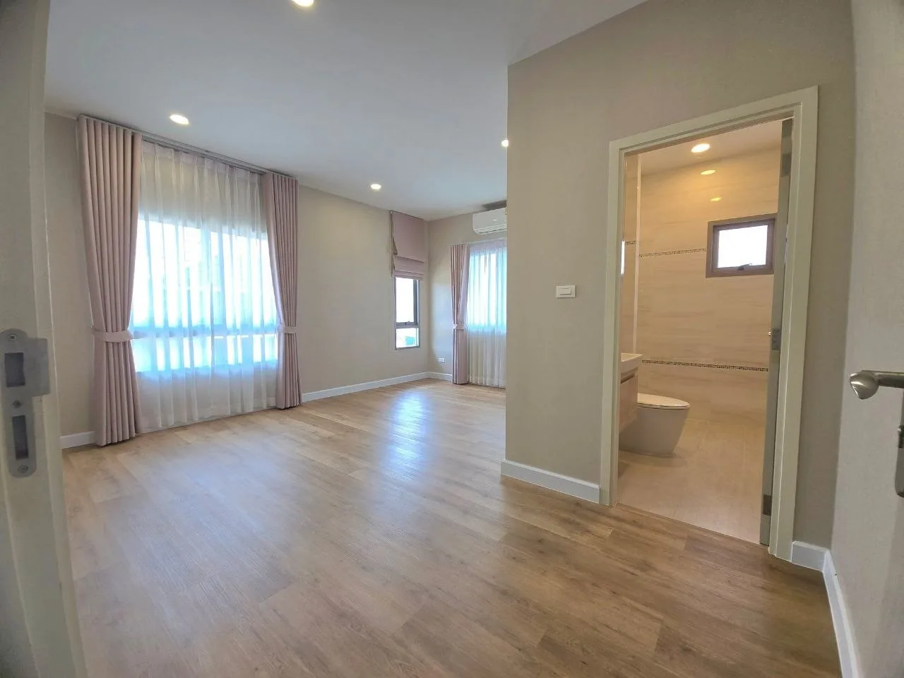 4 bedroom house for rent in Krungthep Kreetha Bangkok - bathroom and modern finishes