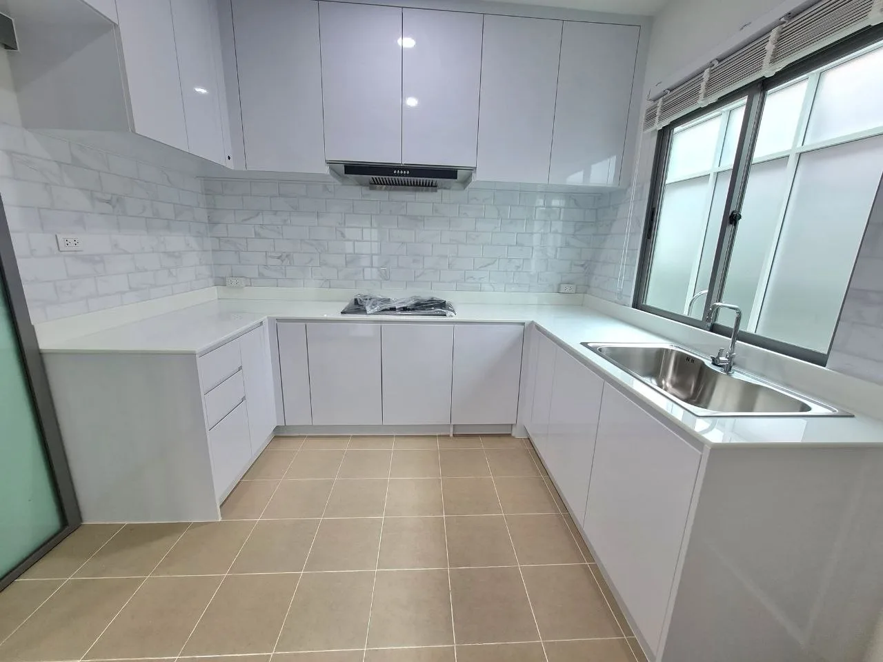4 bedroom house for rent in Krungthep Kreetha Bangkok - swimming pool and building amenities