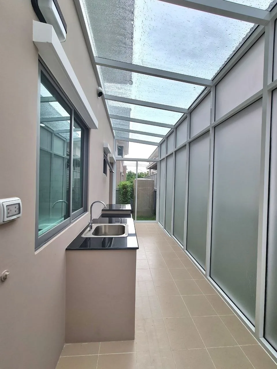 4 bedroom house for rent in Krungthep Kreetha Bangkok - kitchen and dining area
