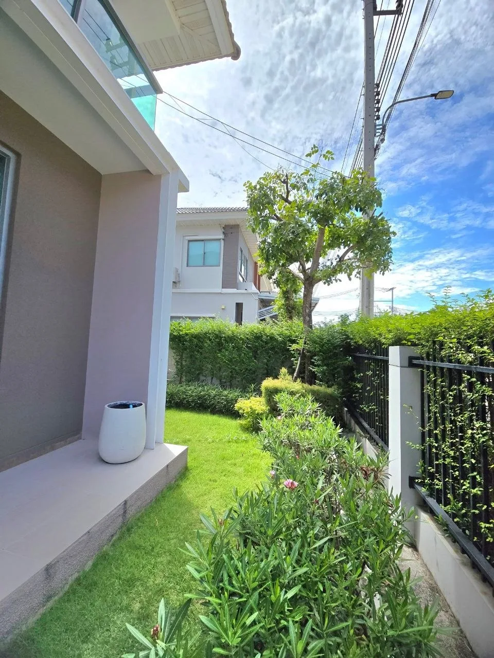 4 bedroom house for rent in Krungthep Kreetha Bangkok - balcony perspective