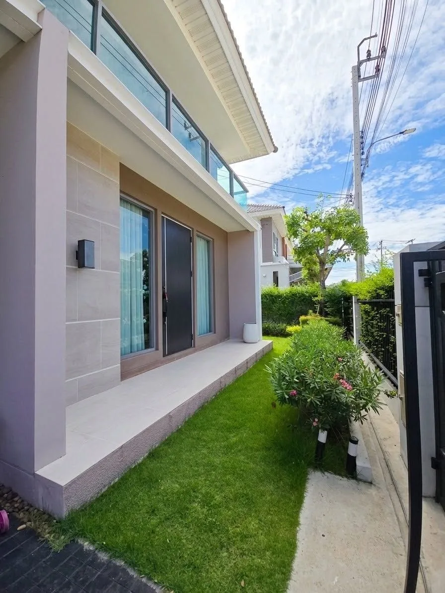 4 bedroom house for rent in Krungthep Kreetha Bangkok - living room view