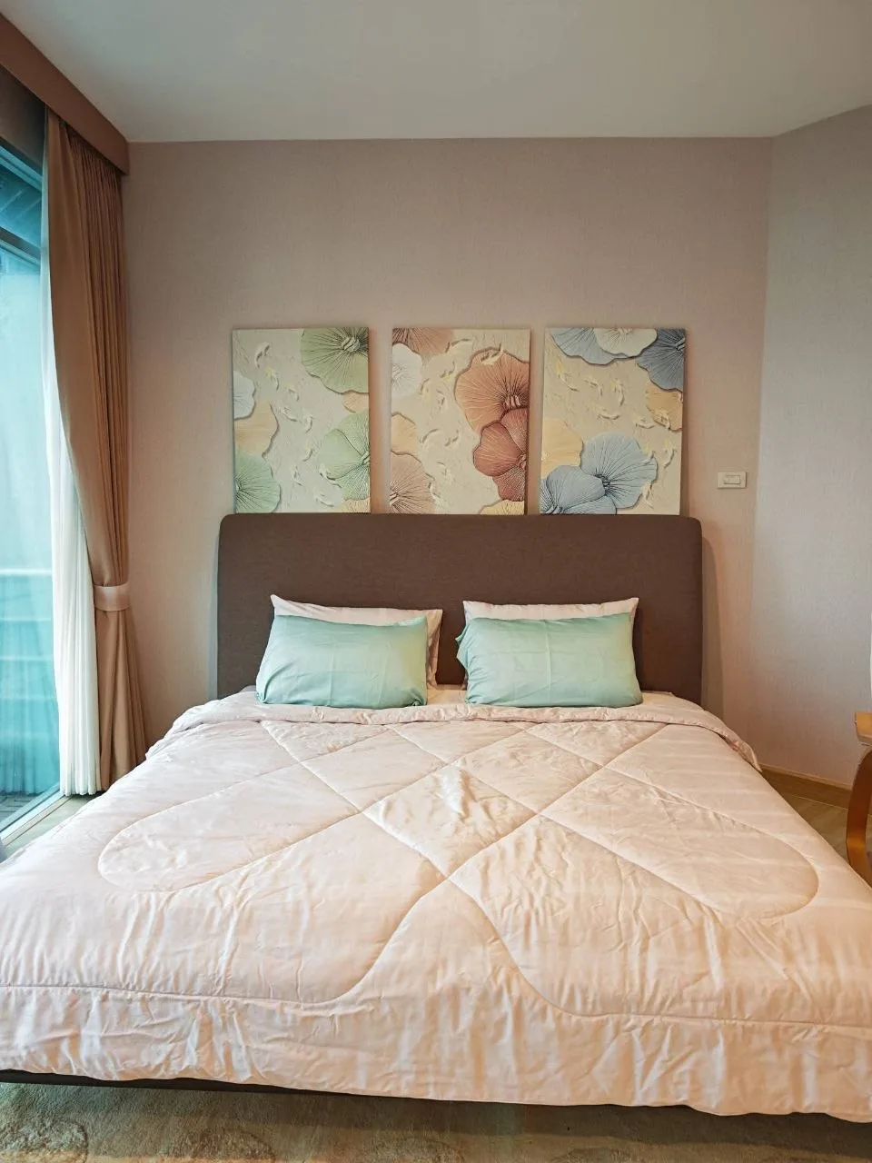 3 bedroom condo for rent in Charoen Nakhon Bangkok - kitchen and dining area