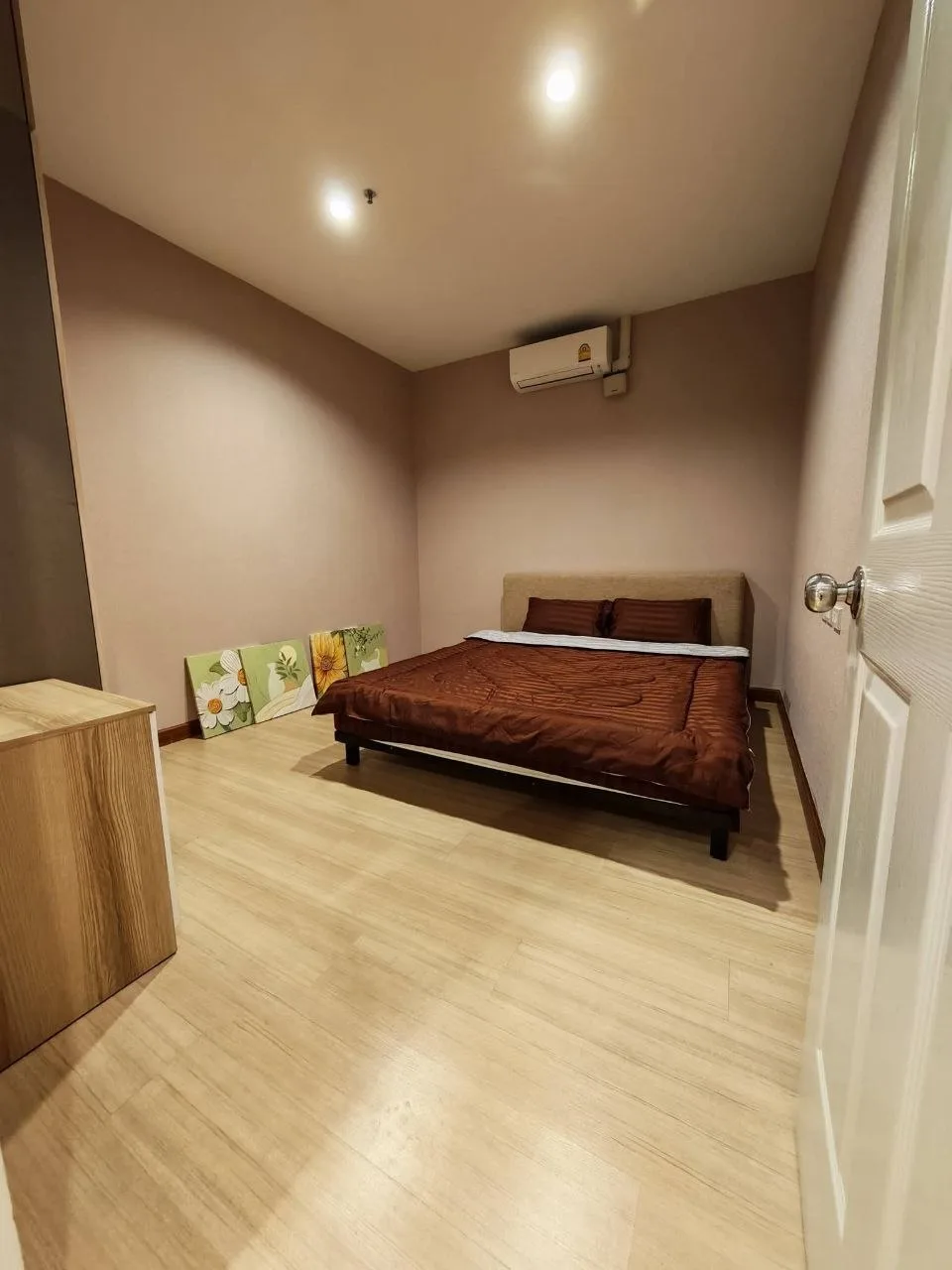 3 bedroom condo for rent in Charoen Nakhon Bangkok - bathroom and modern finishes