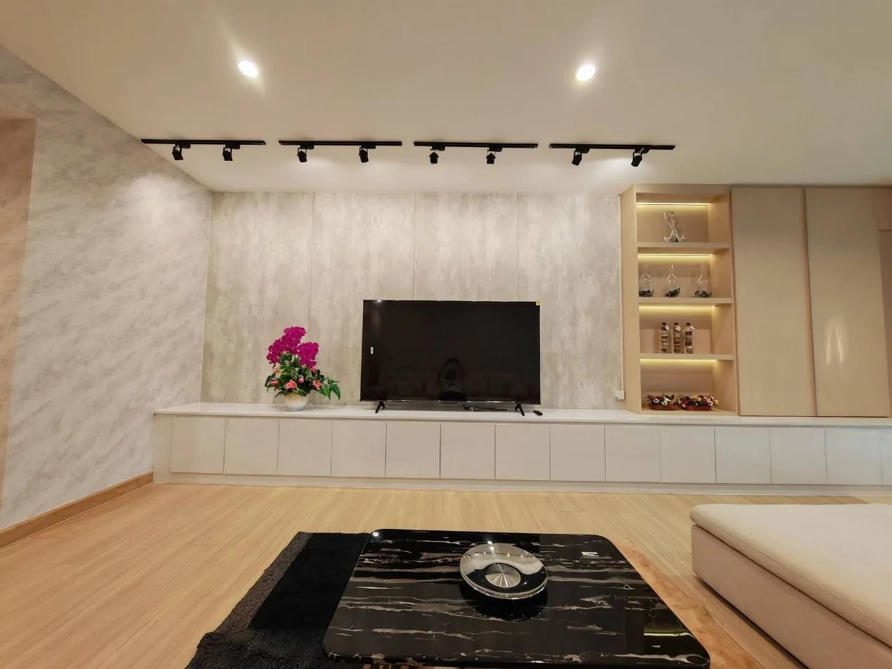 3 bedroom condo for rent in Charoen Nakhon Bangkok - living room view