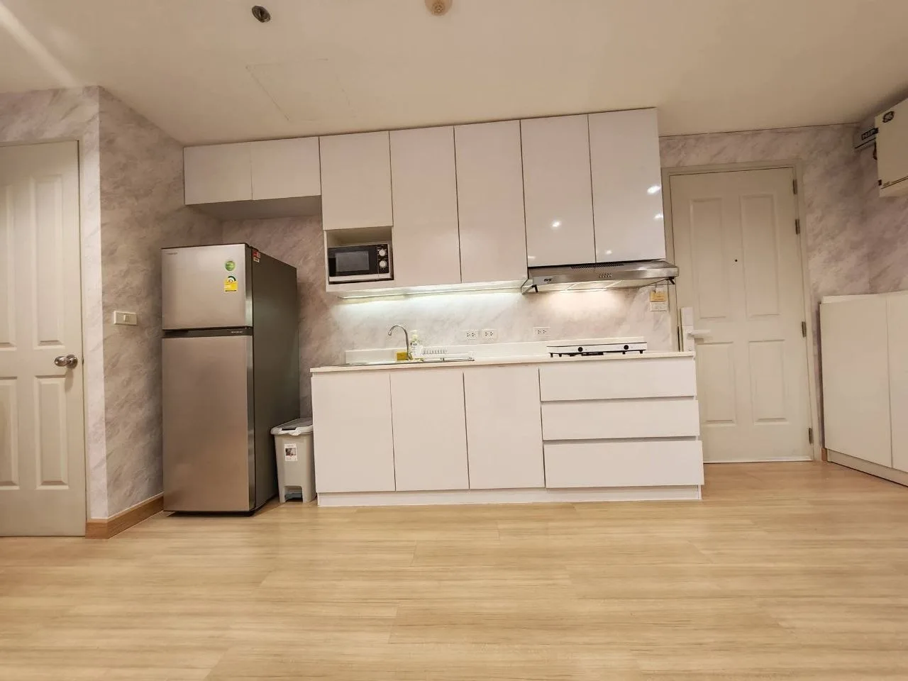 3 bedroom condo for rent in Charoen Nakhon Bangkok - kitchen and dining area