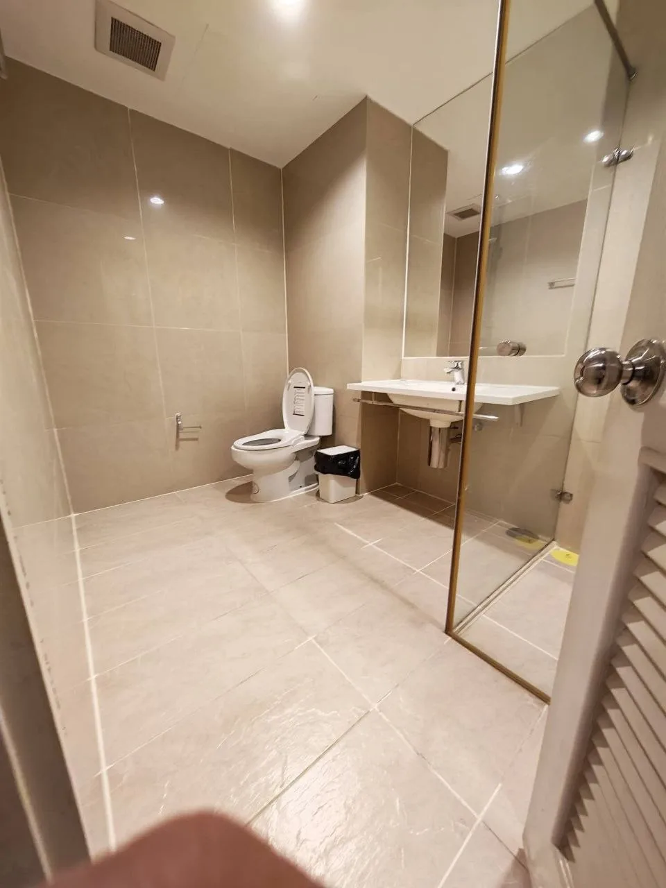 3 bedroom condo for rent in Charoen Nakhon Bangkok - master bedroom interior