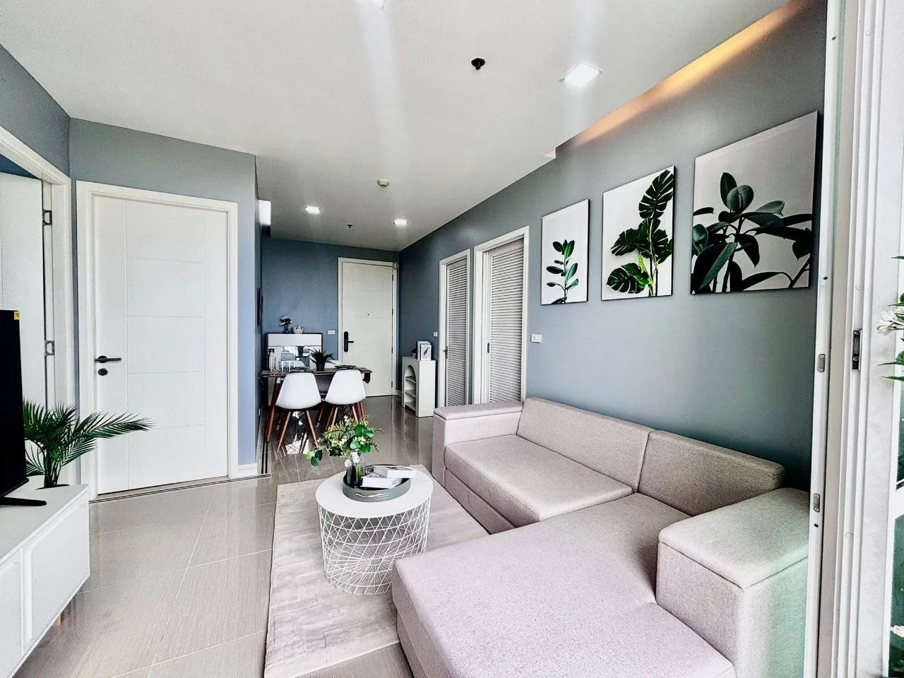 2 bedroom condo for sale in Rama 9 Bangkok - swimming pool and building amenities