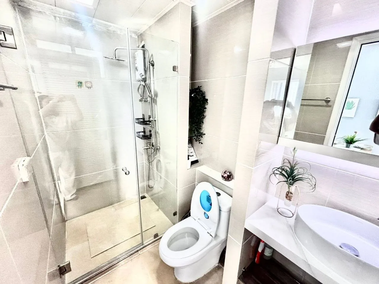 2 bedroom condo for sale in Rama 9 Bangkok - kitchen and dining area