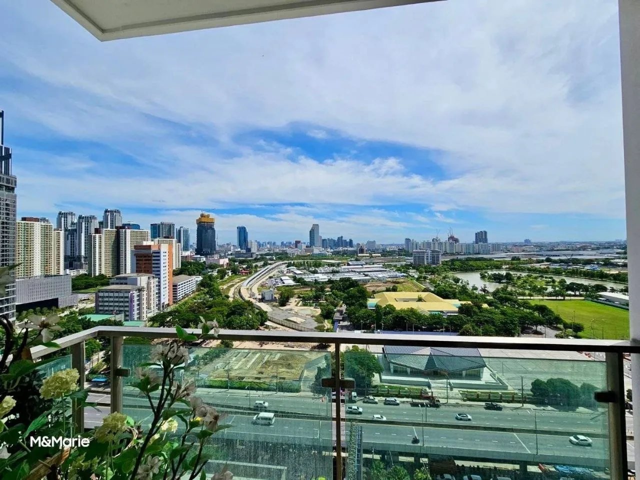2 bedroom condo for sale in Rama 9 Bangkok - master bedroom interior