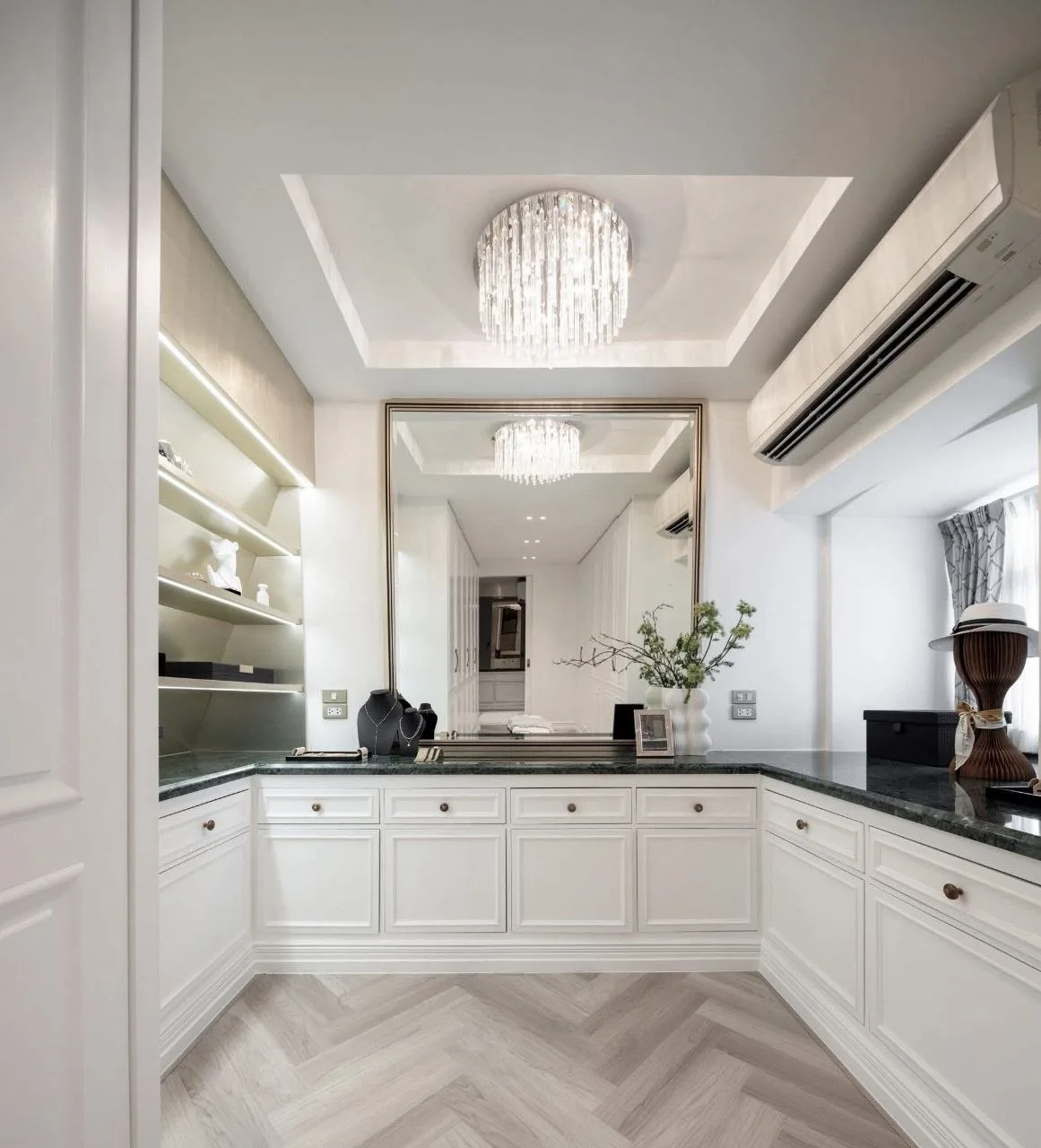 4 bedroom house for sale in Ekkamai Bangkok - bathroom and modern finishes