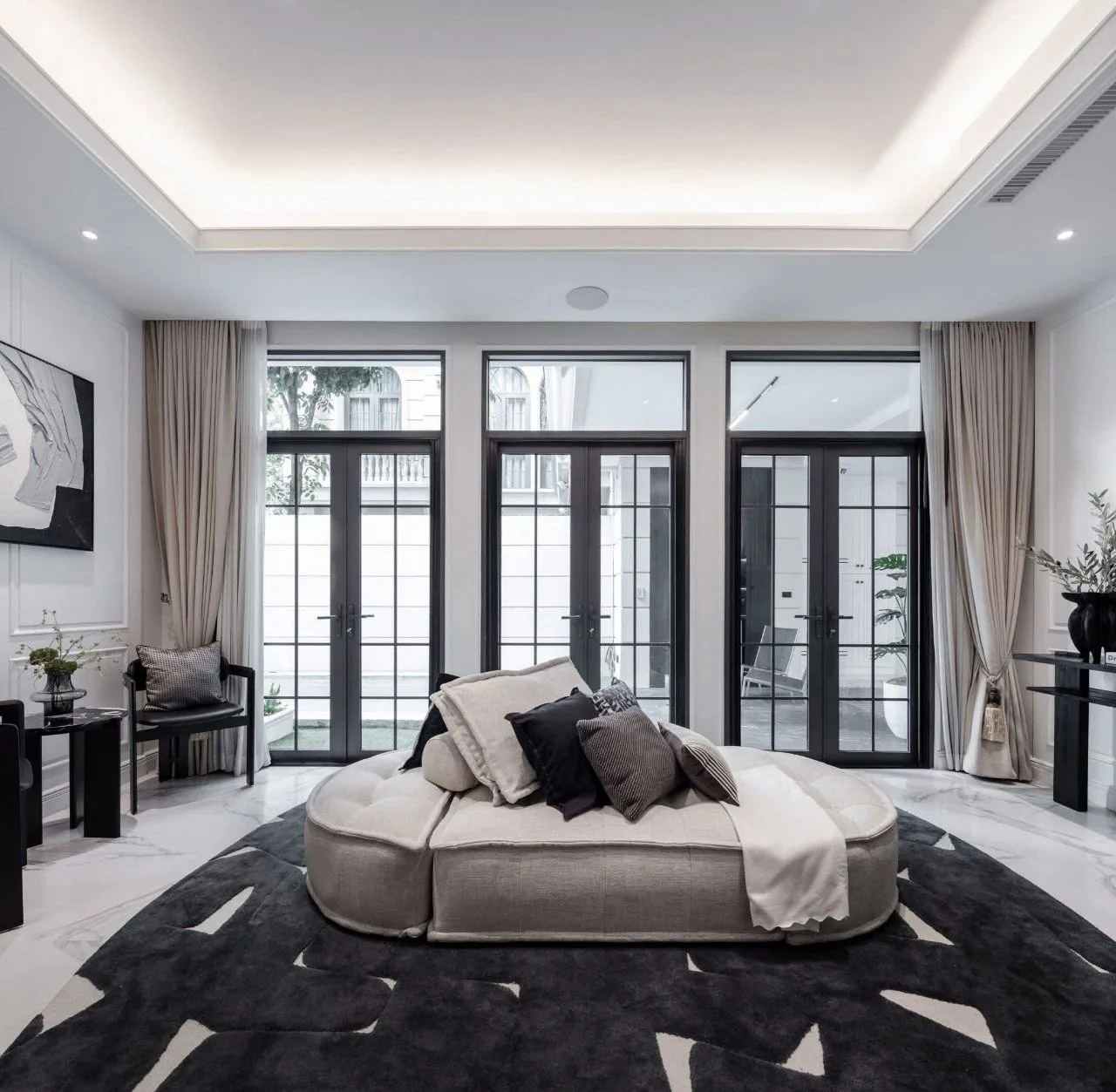 4 bedroom house for sale in Ekkamai Bangkok - balcony perspective