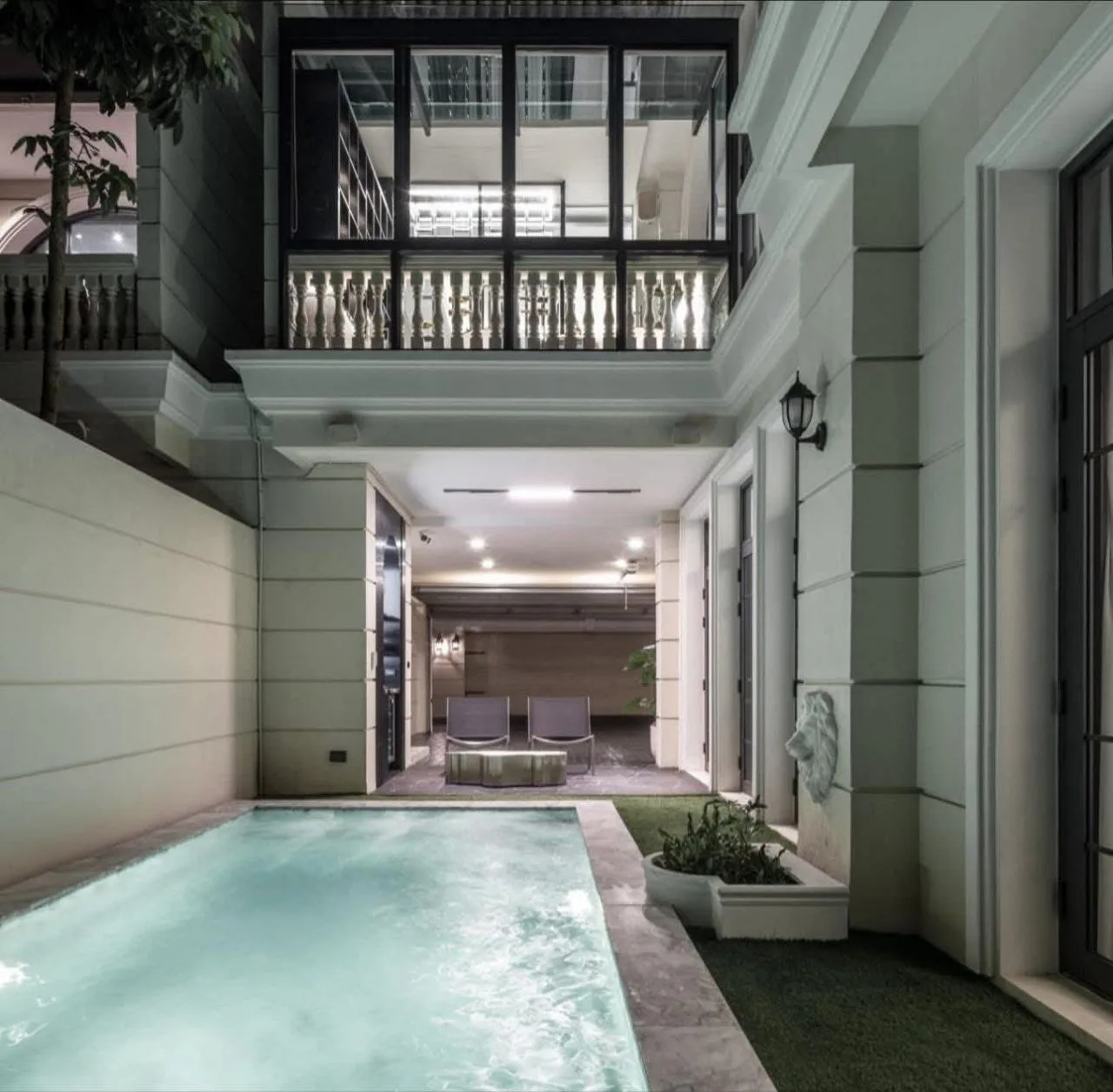 4 bedroom house for sale in Ekkamai Bangkok - kitchen and dining area