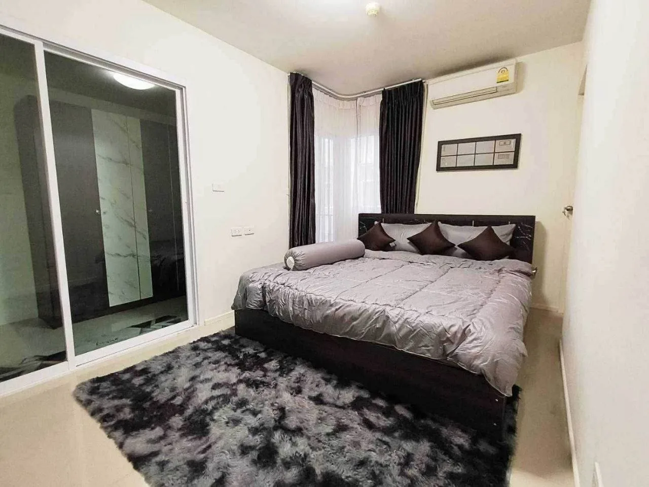 2 bedroom condo for rent in Ari Bangkok - kitchen and dining area