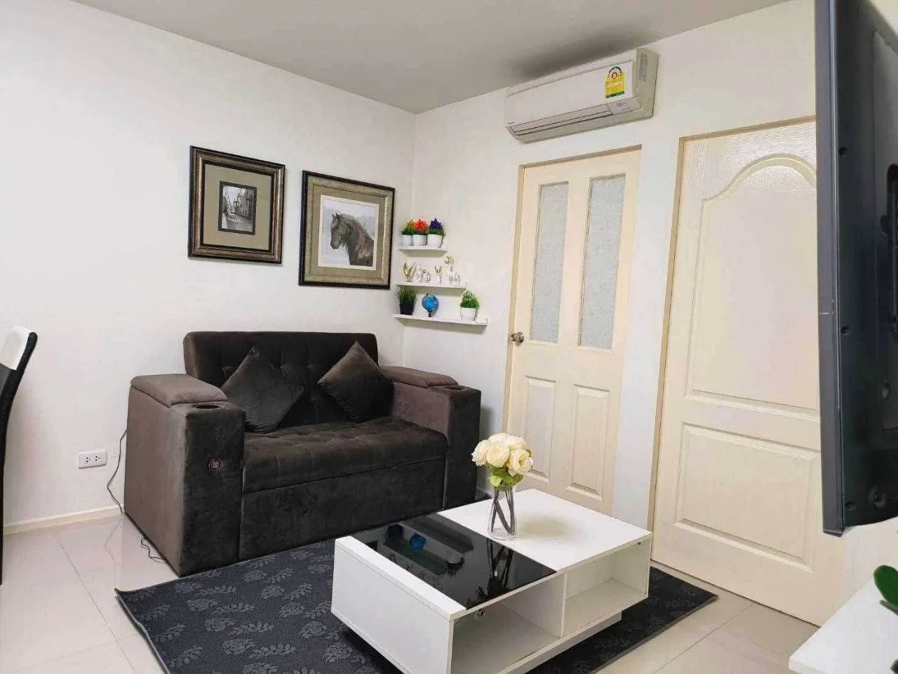 2 bedroom condo for rent in Ari Bangkok - bathroom and modern finishes