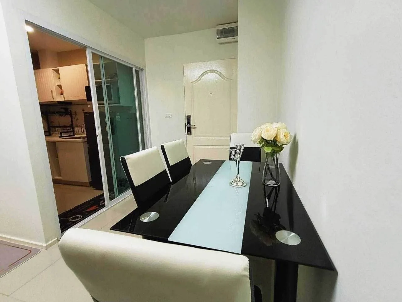 2 bedroom condo for rent in Ari Bangkok - swimming pool and building amenities