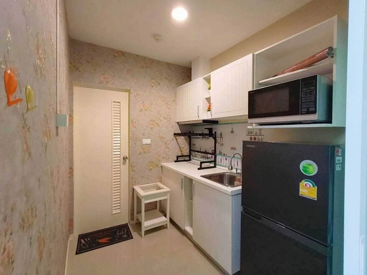 2 bedroom condo for rent in Ari Bangkok - kitchen and dining area