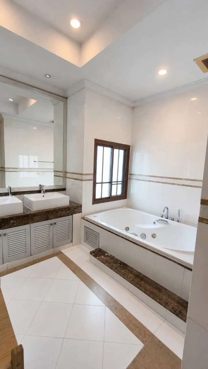 4 bedroom house for rent in Sukhumvit Bangkok - balcony perspective
