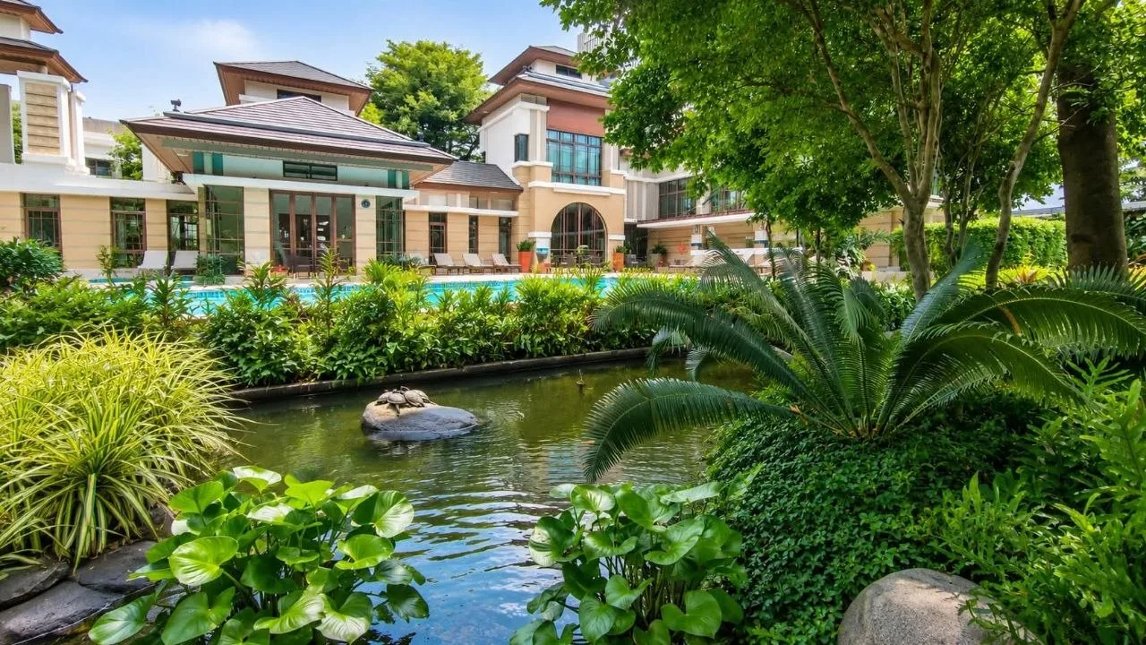 4 bedroom house for rent in Sukhumvit Bangkok - swimming pool and building amenities