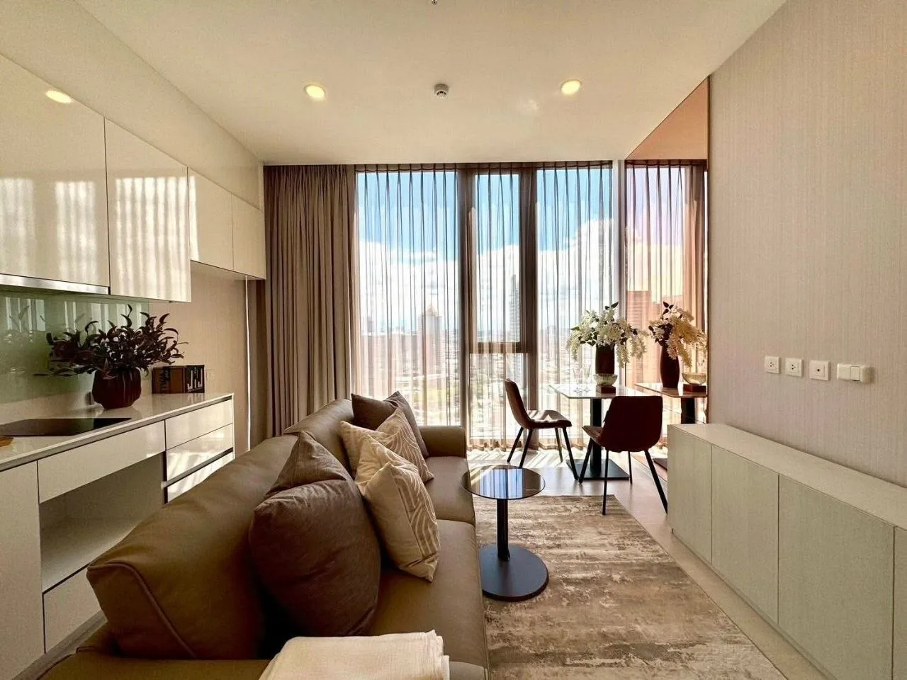 2 bedroom condo for rent in Ratchayothin Bangkok - kitchen and dining area