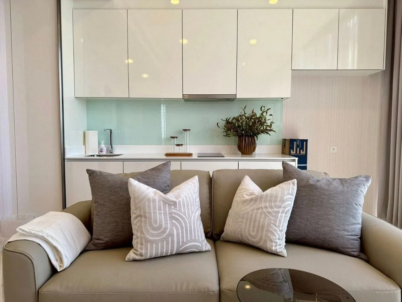 2 bedroom condo for rent in Ratchayothin Bangkok - master bedroom interior