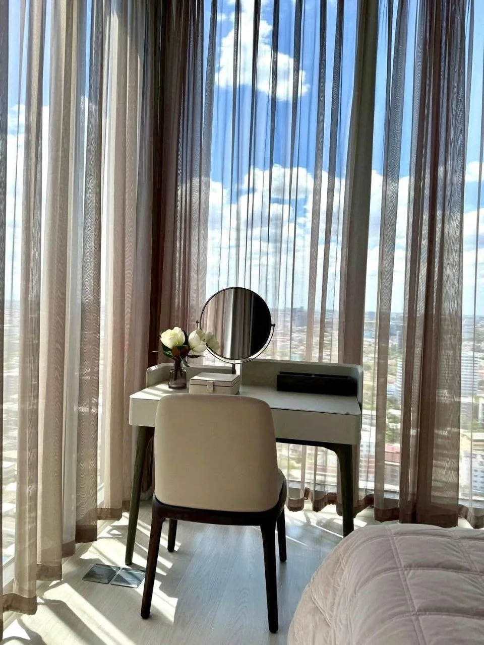 2 bedroom condo for rent in Ratchayothin Bangkok - swimming pool and building amenities
