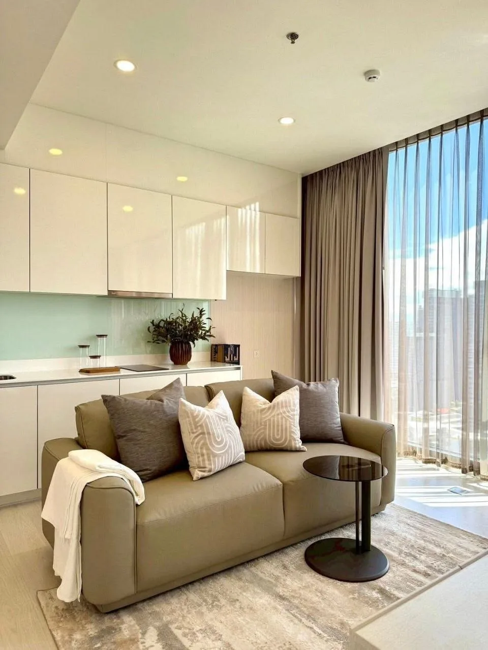 2 bedroom condo for rent in Ratchayothin Bangkok - balcony perspective