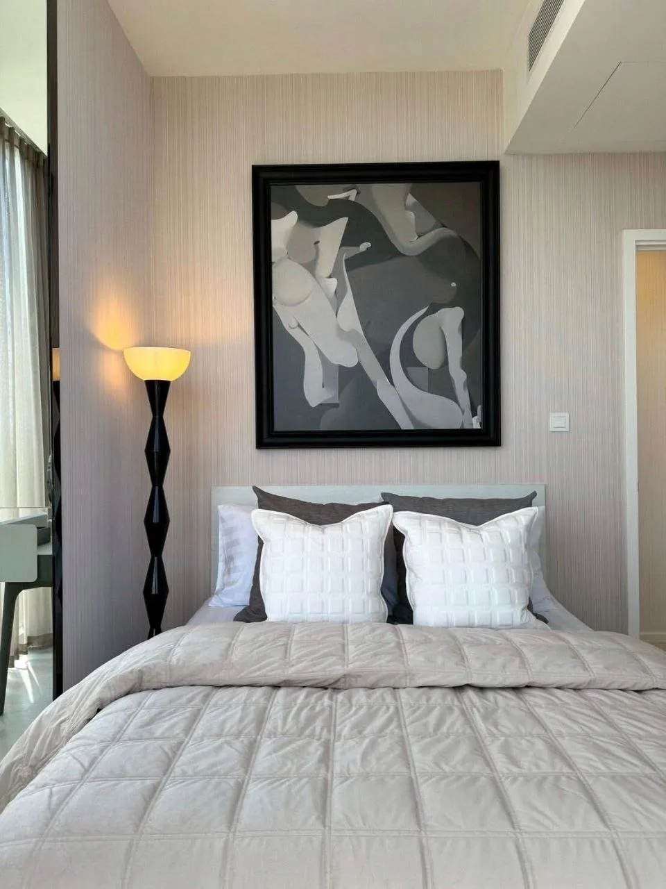 2 bedroom condo for rent in Ratchayothin Bangkok - living room view
