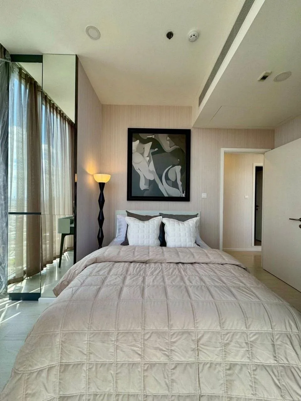 2 bedroom condo for rent in Ratchayothin Bangkok - kitchen and dining area