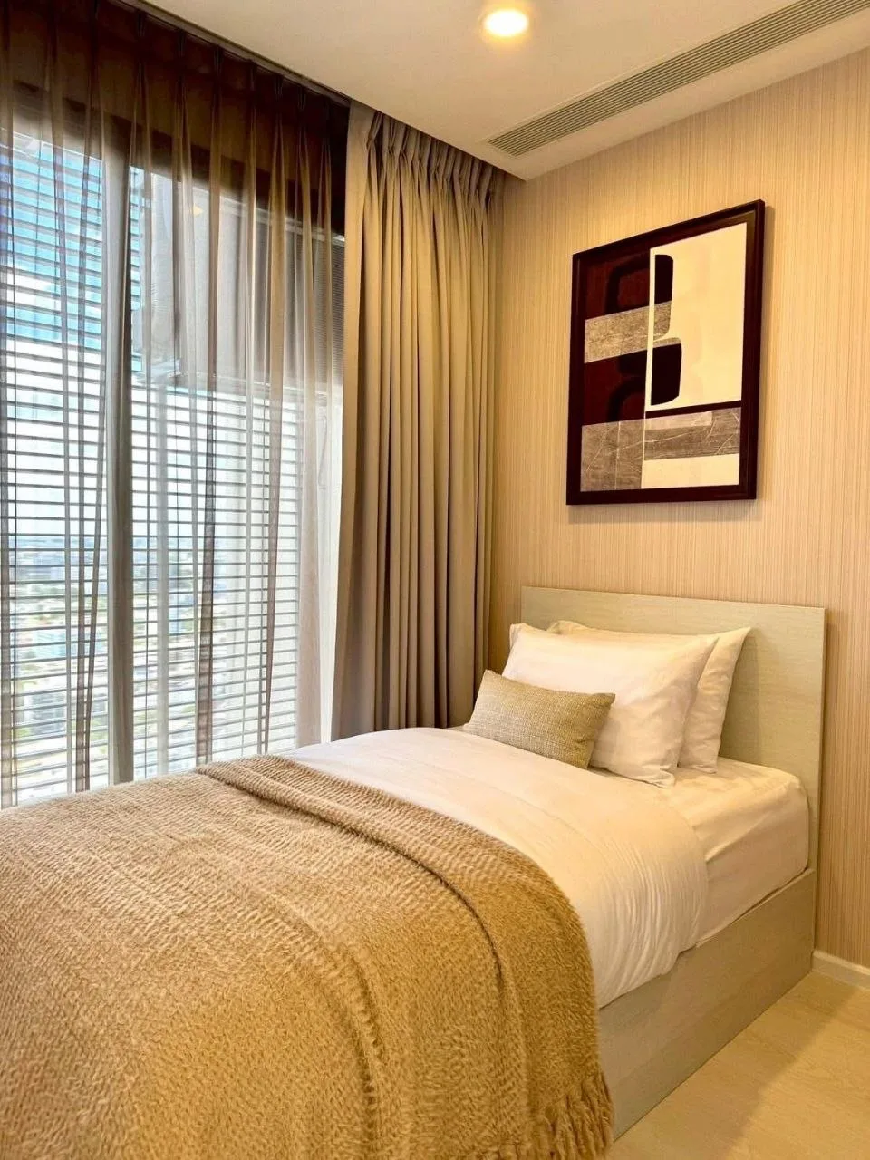 2 bedroom condo for rent in Ratchayothin Bangkok - master bedroom interior