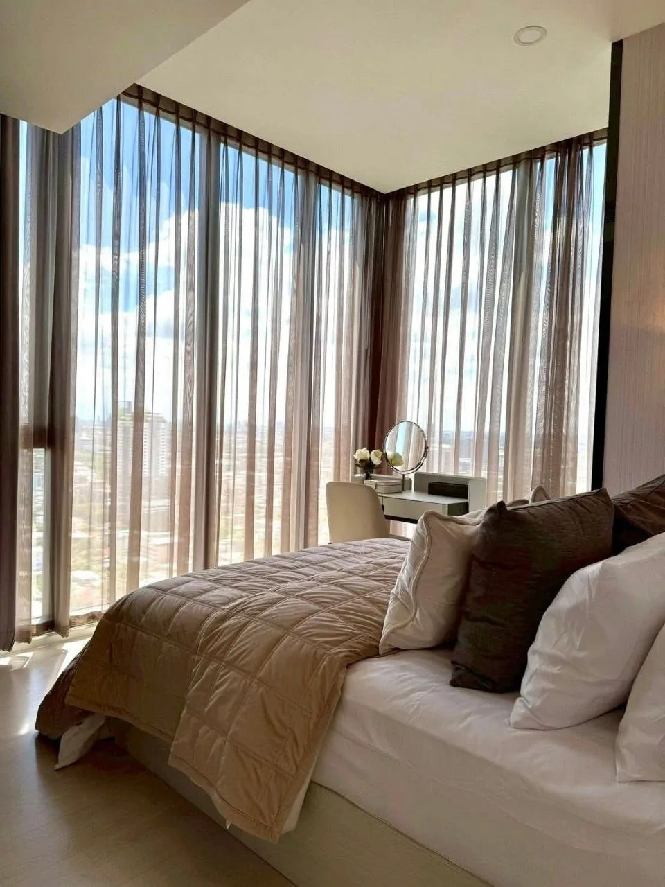 2 bedroom condo for rent in Ratchayothin Bangkok - bathroom and modern finishes