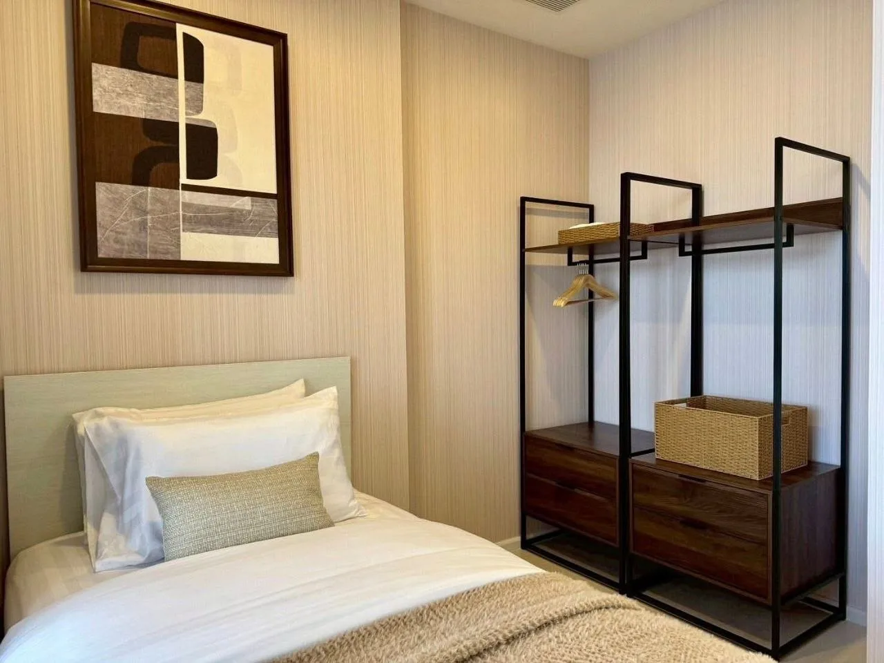 2 bedroom condo for rent in Ratchayothin Bangkok - swimming pool and building amenities