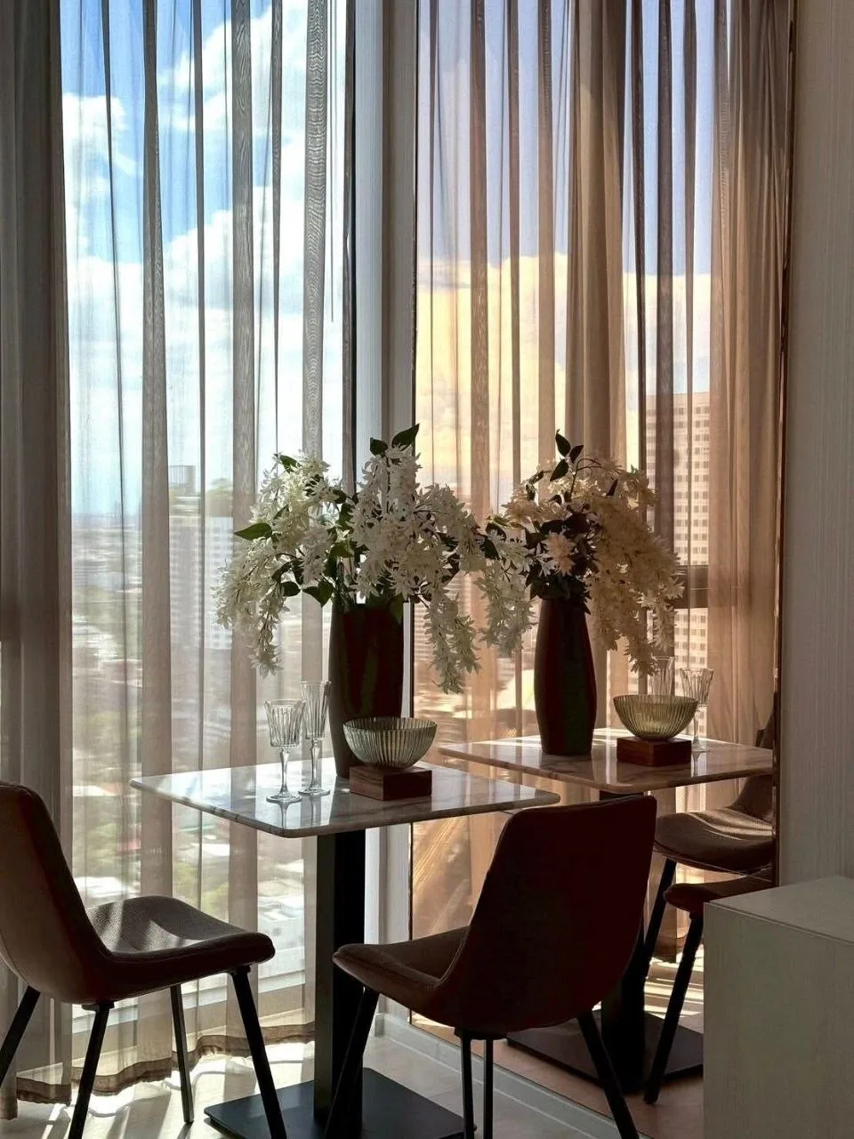 2 bedroom condo for rent in Ratchayothin Bangkok - living room view