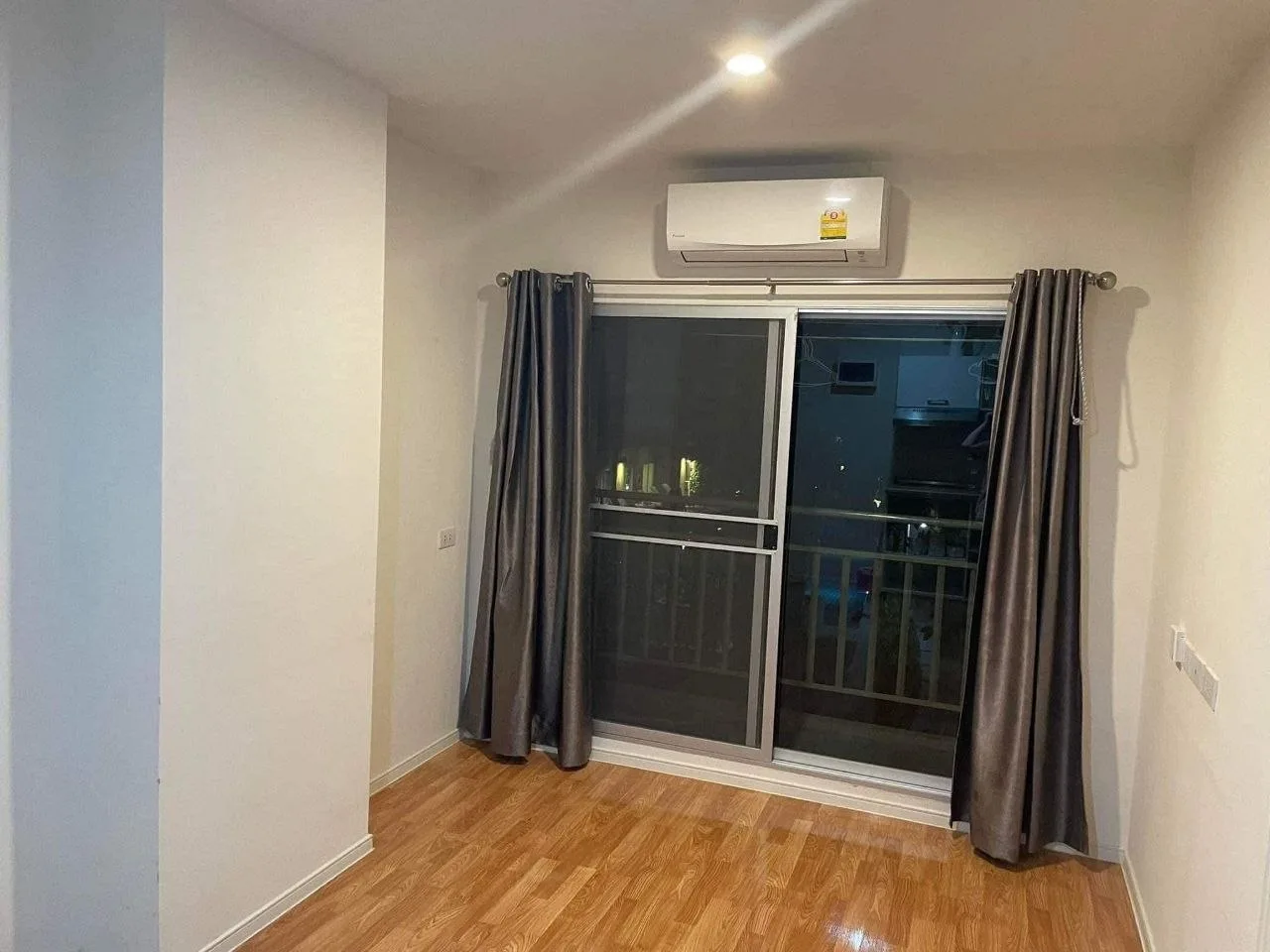 2 bedroom condo for sale in Ari Bangkok - kitchen and dining area