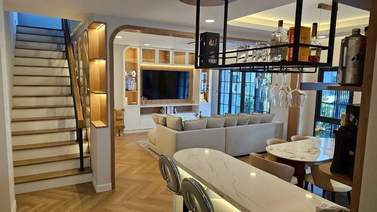 4 bedroom house for rent in Bang Na Bangkok - kitchen and dining area