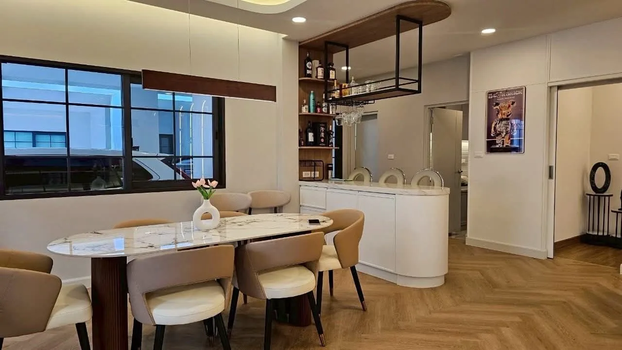 4 bedroom house for rent in Bang Na Bangkok - swimming pool and building amenities