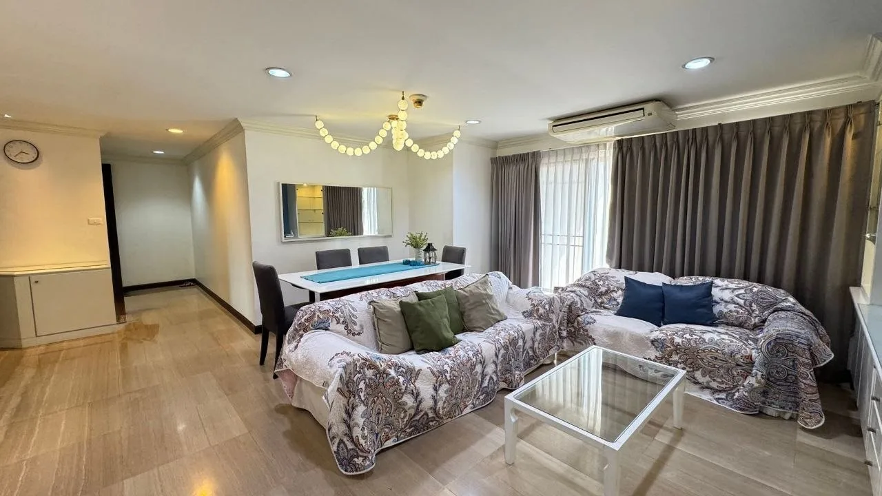 3 bedroom condo for rent in Sukhumvit Bangkok - kitchen and dining area