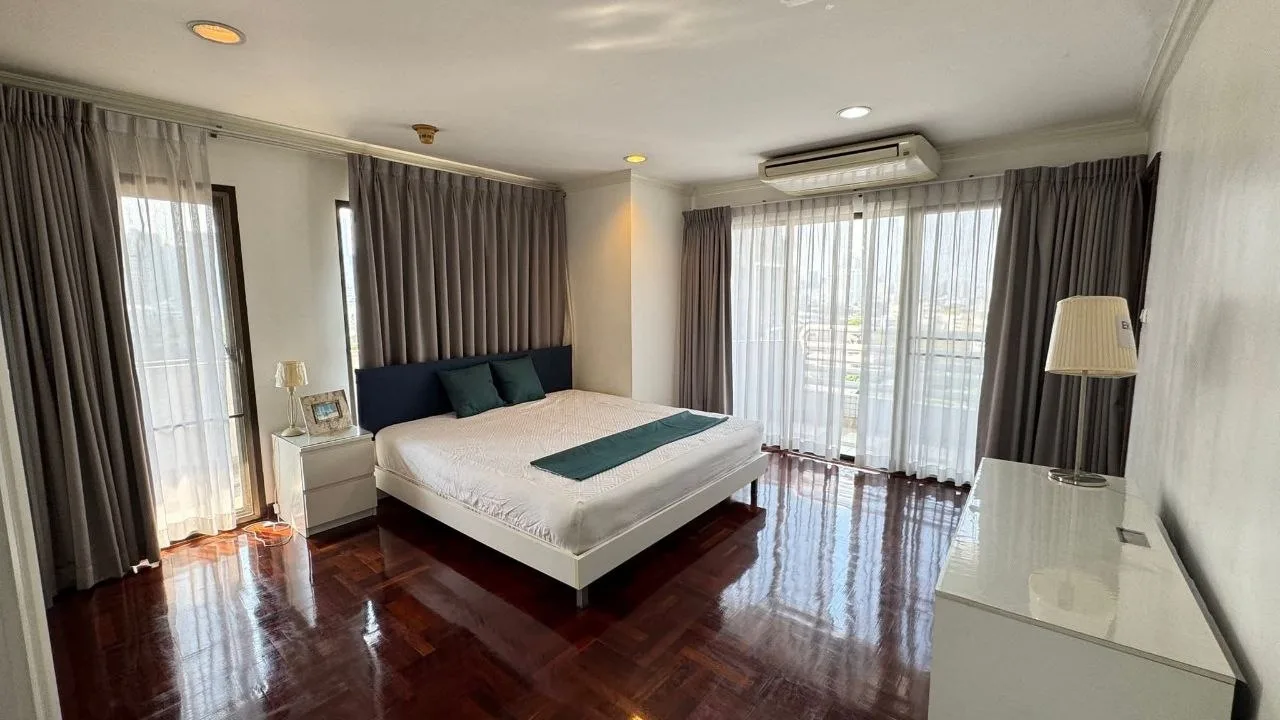 3 bedroom condo for rent in Sukhumvit Bangkok - swimming pool and building amenities