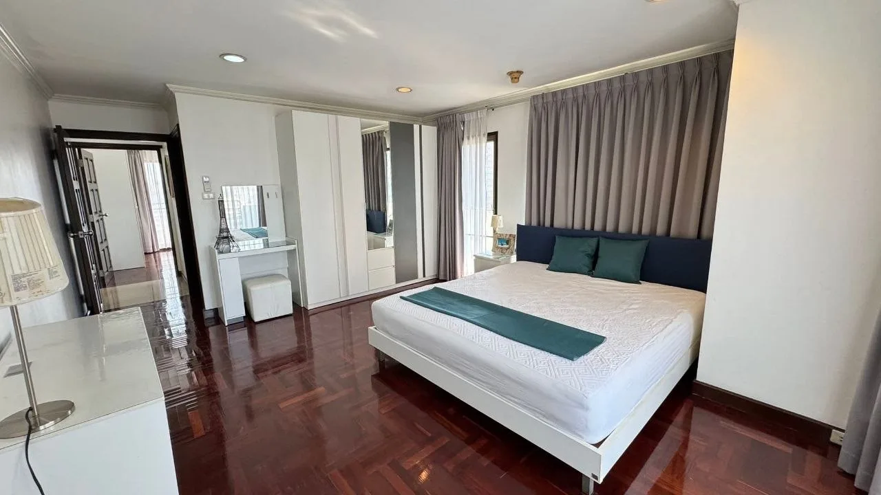 3 bedroom condo for rent in Sukhumvit Bangkok - balcony perspective