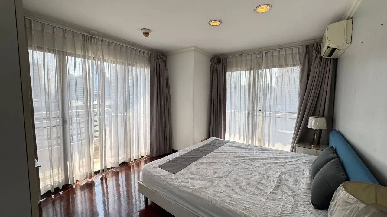 3 bedroom condo for rent in Sukhumvit Bangkok - living room view