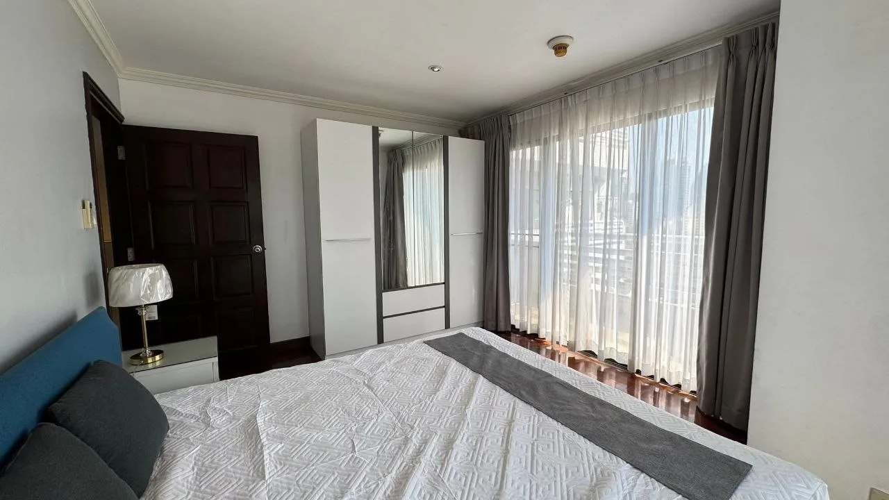 3 bedroom condo for rent in Sukhumvit Bangkok - kitchen and dining area